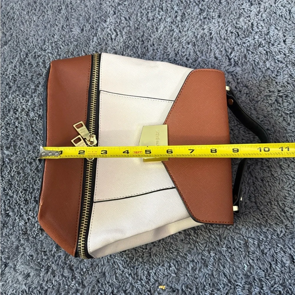 Lightly used Steve Madden bag missing long strap but has a hand strap on top - Picture 6 of 6